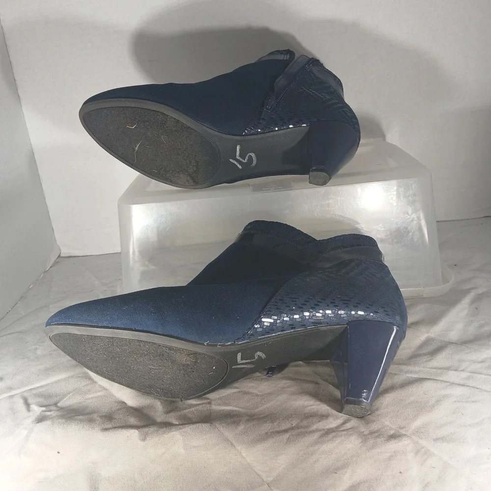 Karen‎ Scott Cahleb Ankle Booties 9M Navy Blue Pointed Toe Mixed Media Heel